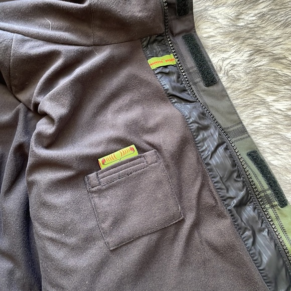 Burton The White Collection Snowboard Jacket - Picture 6 of 10